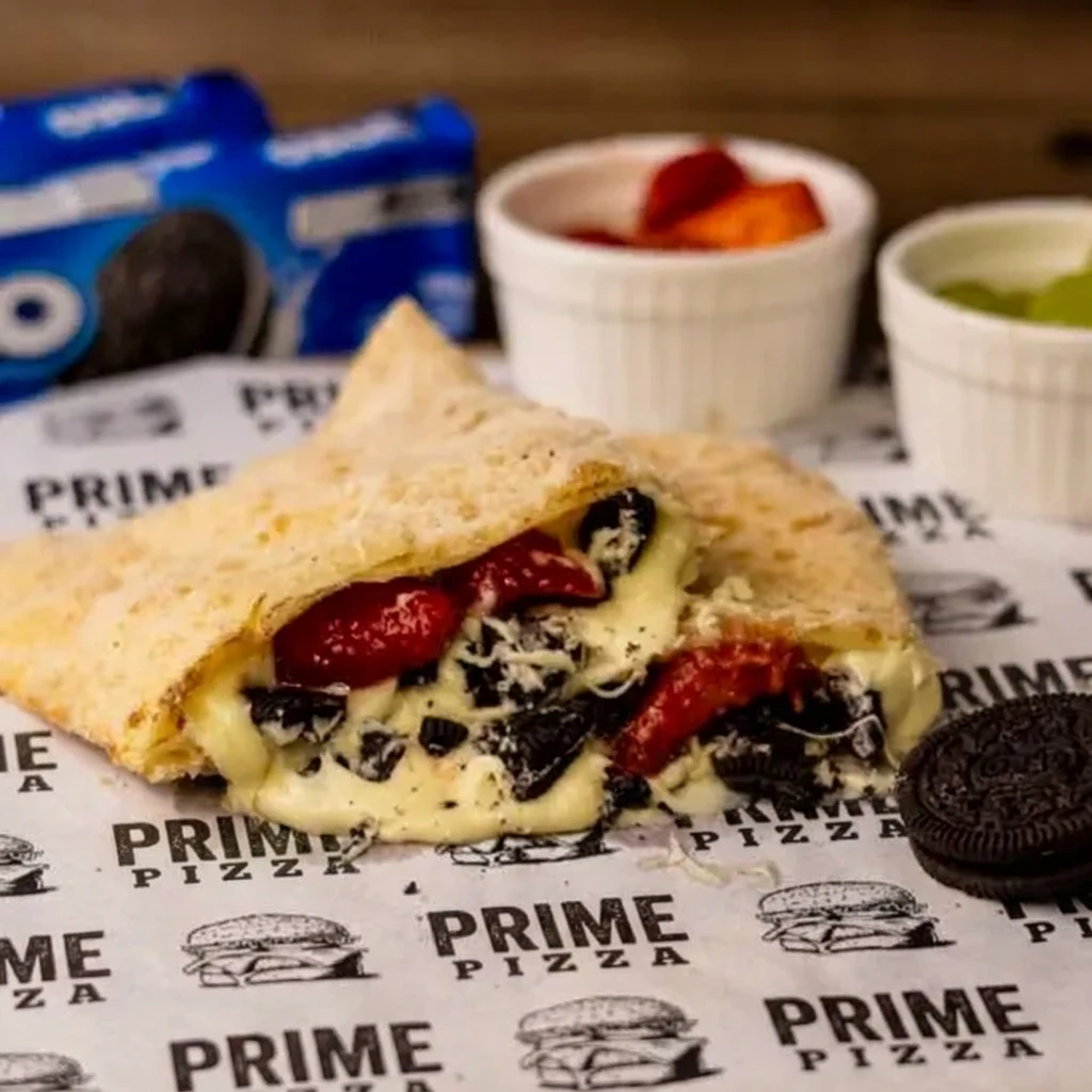 Pastel de morango, oreo e chocolate branco