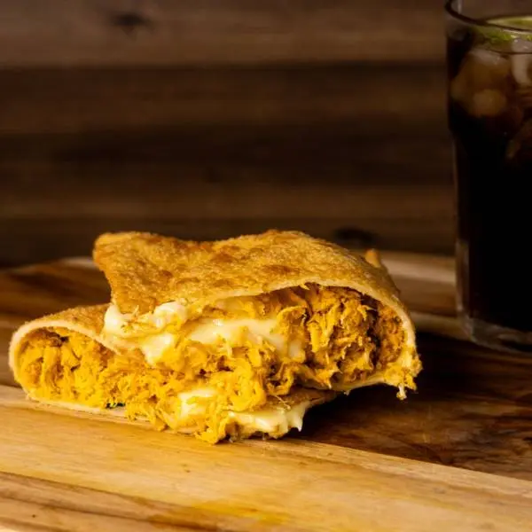 Pastel de frango com requeijao