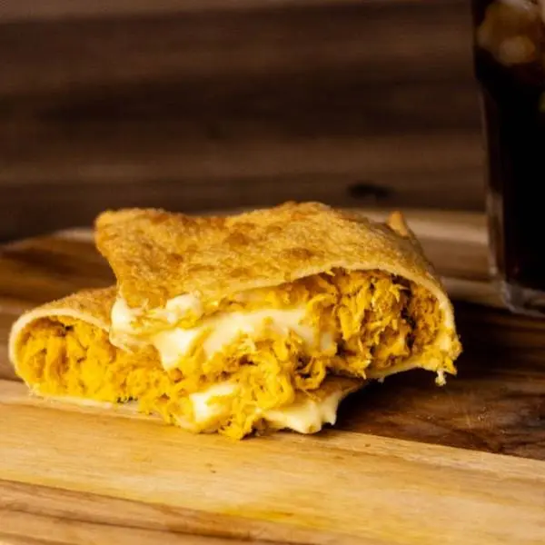 Pastel de frango com queijo